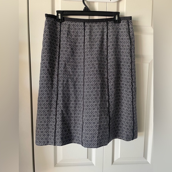 Ann Taylor | 100% Silk Black & White Floral Skirt. Size 12. Flare. Lined. - Picture 8 of 8